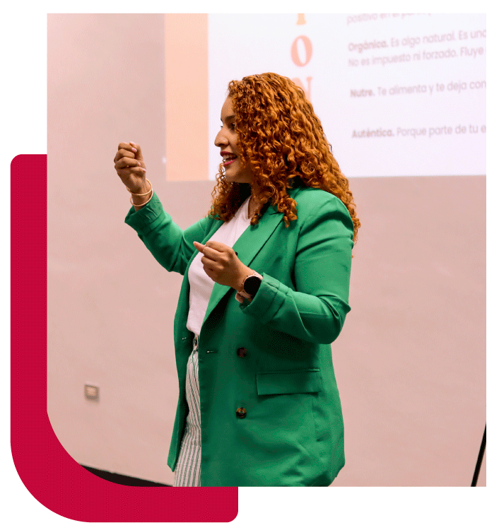 foto de netza dando un seminario sobre cómo impulsar tu marca